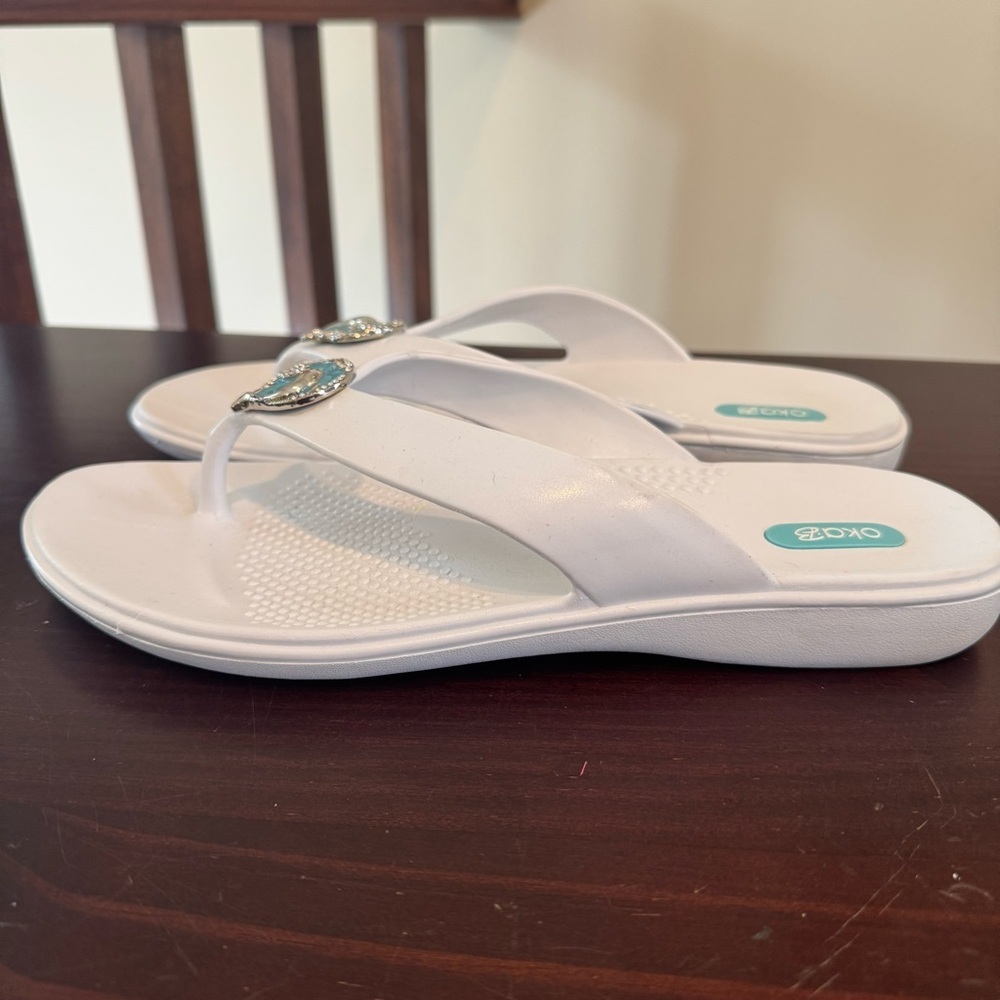 Oka B White Dolphins flip flops size Large (10-11) - Picture 7 of 10